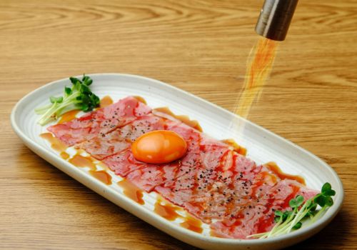 「A5和牛の炙りユッケ」新橋駅近でSNSで話題沸騰の和牛と海鮮が自慢のお店。デート、記念日、女子会にお薦め