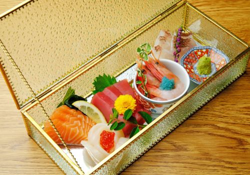 「 “絢爛” 旬のお造り【5種盛り】」新橋駅近でSNSで話題沸騰の和牛と海鮮が自慢のお店。デート、記念日、女子会にお薦め