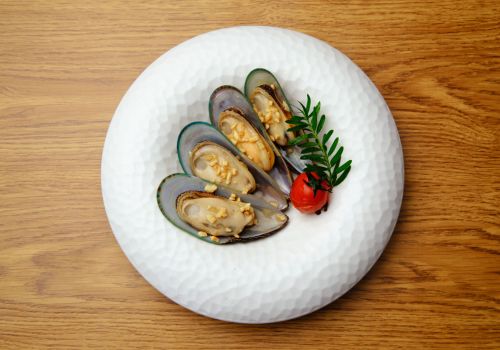 「ムール貝のガーリック漬け」新橋駅近でSNSで話題沸騰の和牛と海鮮が自慢のお店。デート、記念日、女子会にお薦め