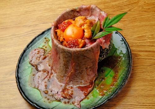 「A5ランク和牛使用　和牛火山　雲丹&いくらのせ」新橋駅近でSNSで話題沸騰の和牛と海鮮が自慢のお店。デート、記念日、女子会にお薦め