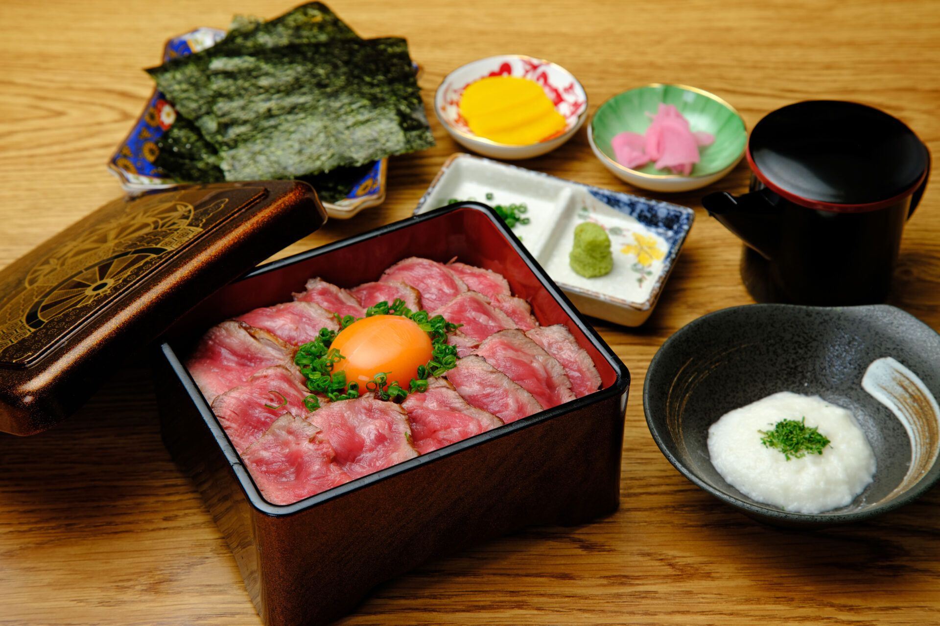 「A5ランク和牛使用　サーロインステーキ重」新橋駅近でSNSで話題沸騰の和牛と海鮮が自慢のお店。デート、記念日、女子会にお薦め