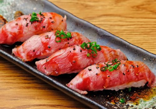 「A5和牛の炙り寿司4貫」新橋駅近でSNSで話題沸騰の和牛と海鮮が自慢のお店。デート、記念日、女子会にお薦め