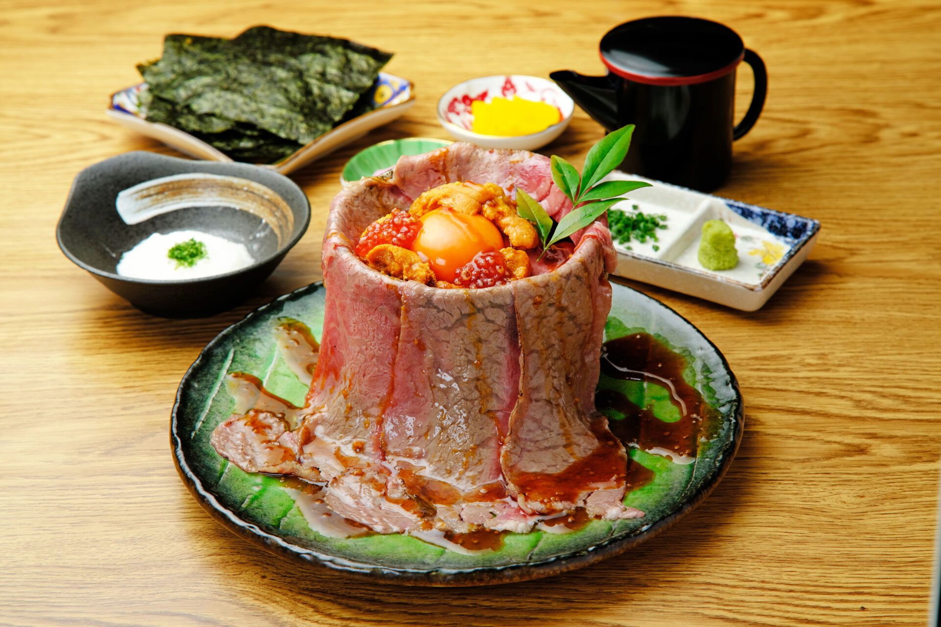 「A5ランク和牛使用　和牛火山　雲丹&いくらのせ」新橋駅近でSNSで話題沸騰の和牛と海鮮が自慢のお店。デート、記念日、女子会にお薦め